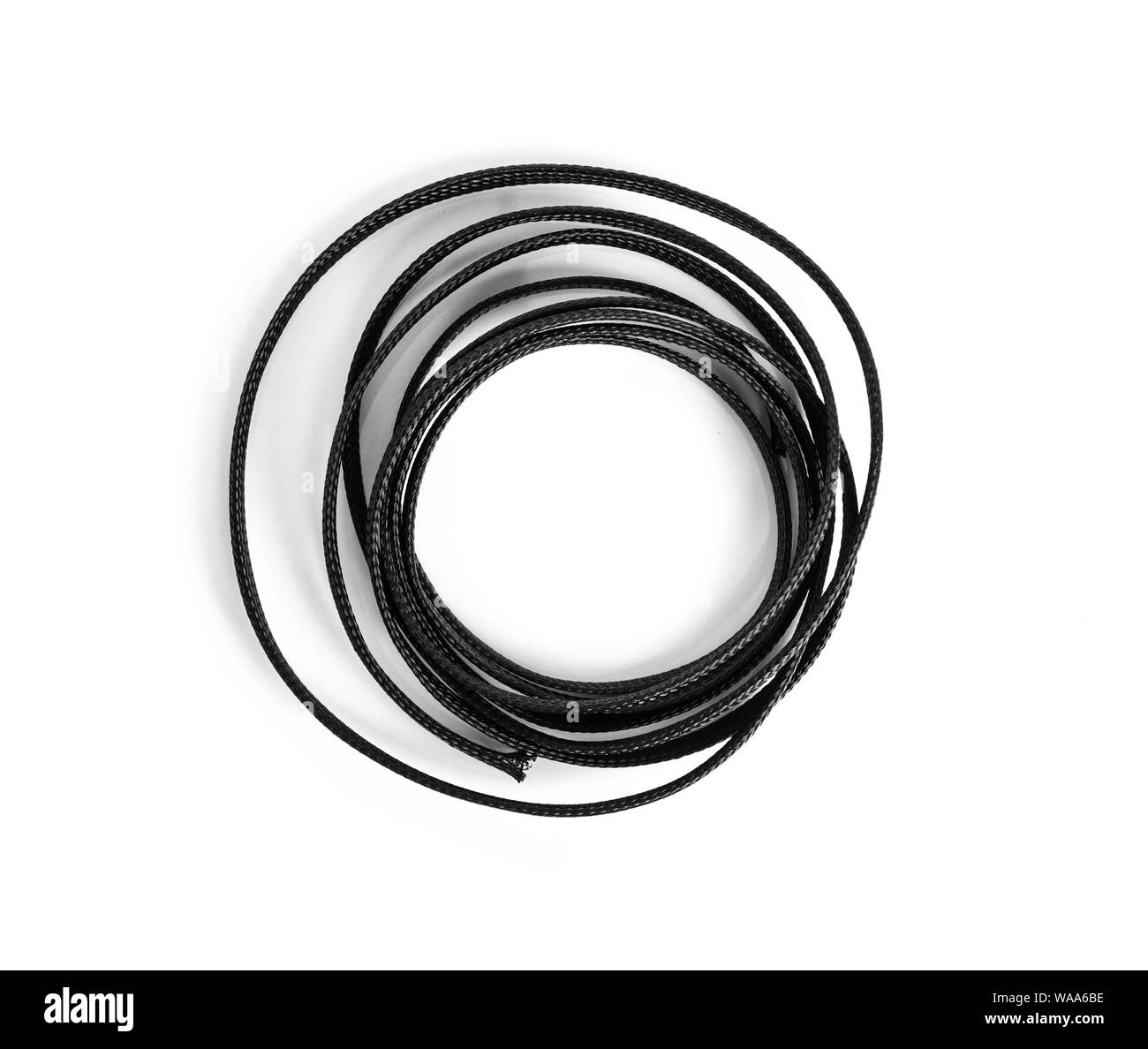 Treccia in poliestere per il cavo su uno sfondo bianco. Foto Stock