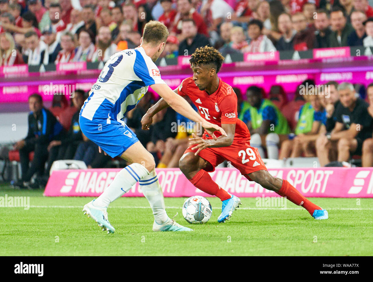 Kingsley COMAN, FCB 29 competere per la palla, affrontando, duello, intestazione zweikampf, azione, lotta contro Lukas KLÜNTER, Hertha 13 FC Bayern Monaco - Hertha BSC Berlino 2-2 - DFL REGOLAMENTI VIETANO QUALSIASI USO DI FOTOGRAFIE come sequenze di immagini e/o quasi-VIDEO - 1.della Lega calcio tedesca , Monaco di Baviera, Agosto 16, 2019 stagione 2019/2020, giornata 01, FCB, München © Peter Schatz / Alamy Live News Foto Stock