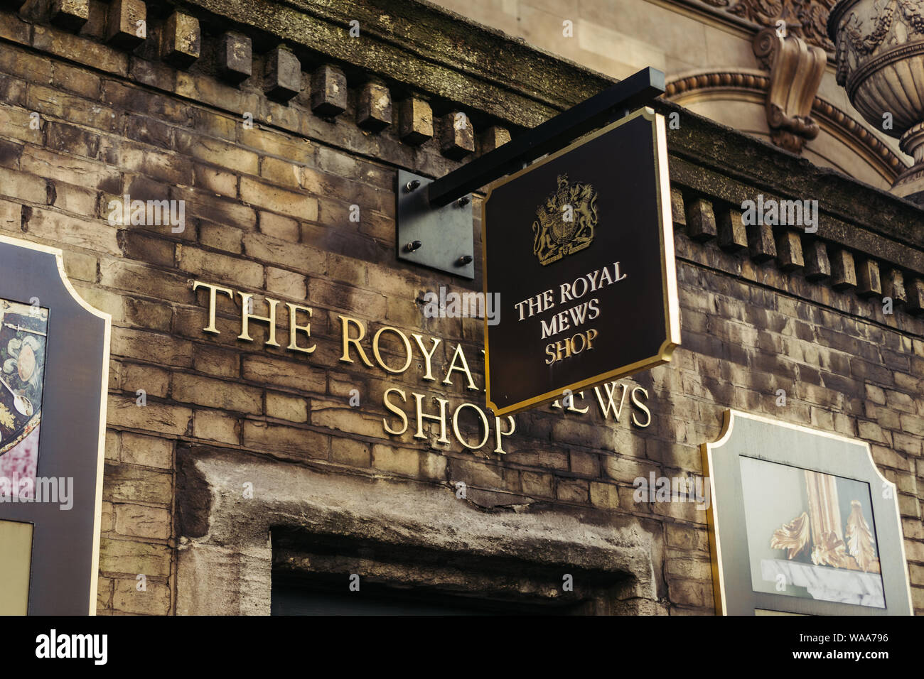London, Regno Unito - 15 Luglio 2019: Il Royal Mews Souvenir Shop situato su Buckingham Palace Road. Il Royal Mews è un mews della famiglia reale britannica Foto Stock