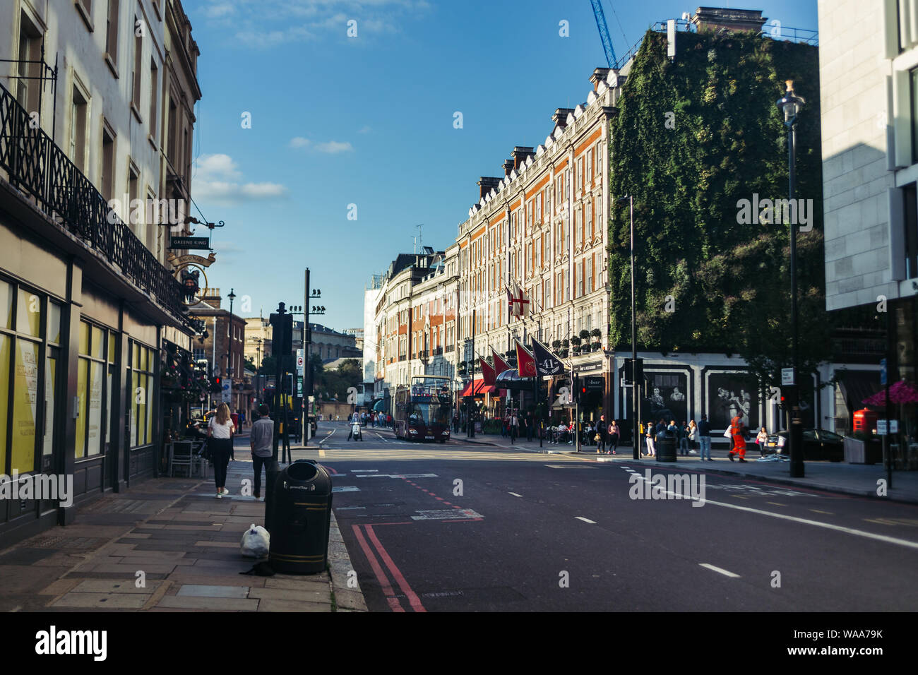 London, Regno Unito - 15 Luglio 2019: Buckingham Palace Road verso Buckingham Palace. Il Rubens al Palace Hotel sulla destra Foto Stock