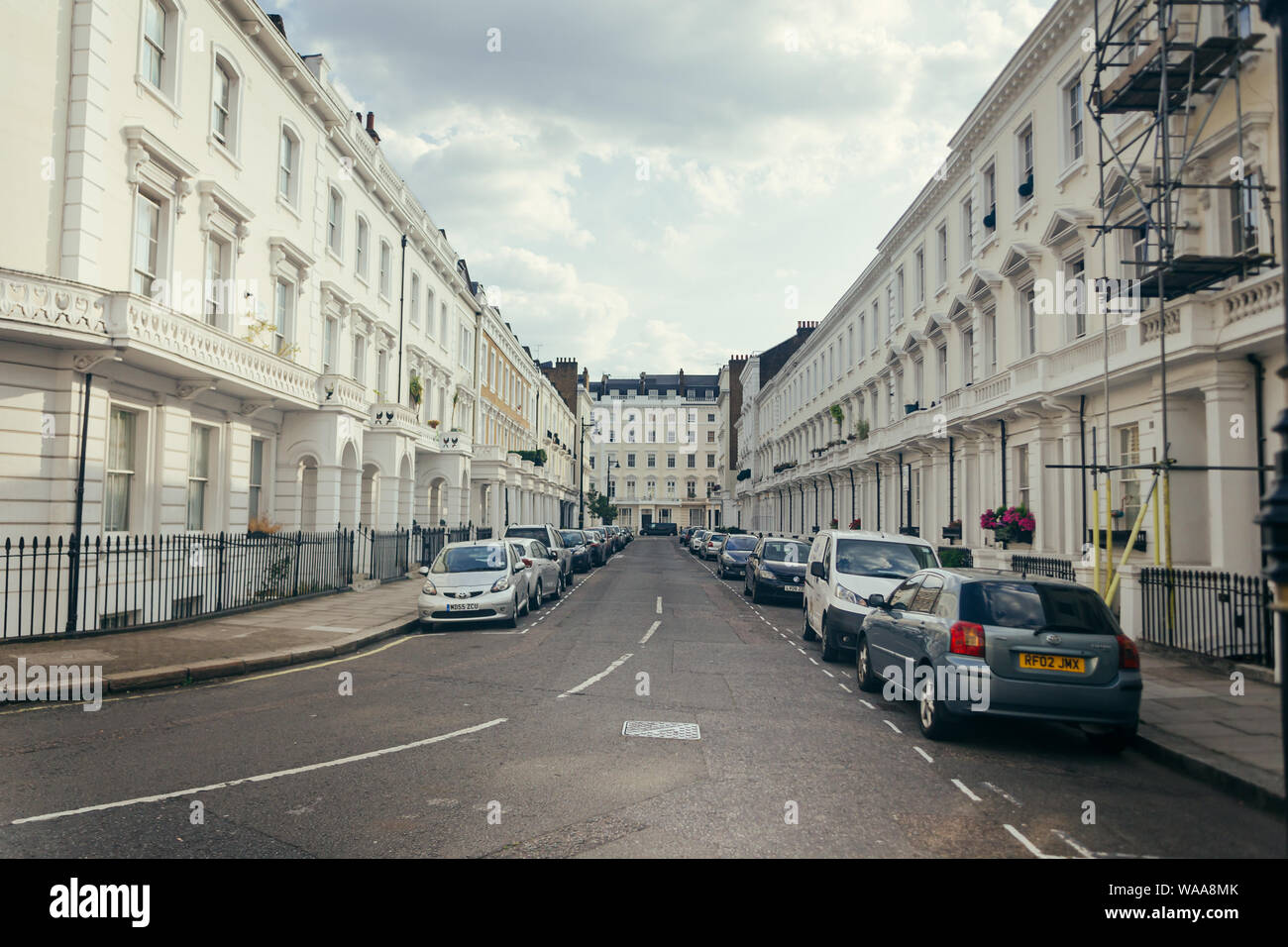 London / UK - Luglio 16, 2019: tall bianco, 1840s classici edifici residenziali di rivestimento del Denbigh Place, Pimlico, Westminster, London Foto Stock