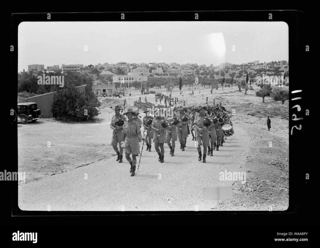 Chiesa parade presso la chiesa di S. Andrea il 11 agosto, 1940. Truppe che arrivano presso la chiesa preceduta dalla band Foto Stock