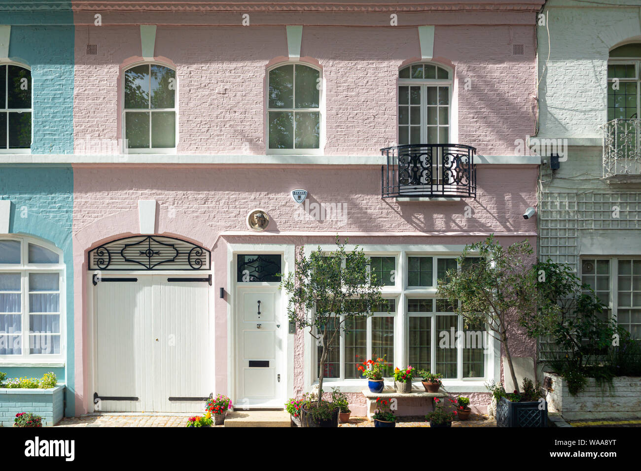 London / UK - Luglio 18, 2019: le case dai colori pastello in Knightsbridge. Che è una zona residenziale e retail quartiere nel centro di Londra, a Sud di Hyde P Foto Stock