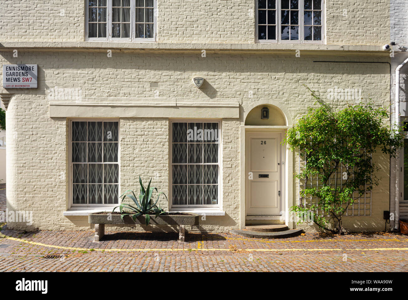 London / UK - Luglio 18, 2019: le case dai colori pastello in Knightsbridge. Che è una zona residenziale e retail quartiere nel centro di Londra, a Sud di Hyde P Foto Stock