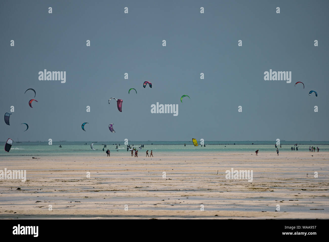 Il kitesurfing in Oceano Indiano fotografato sulla costa est, Zanzibar Foto Stock