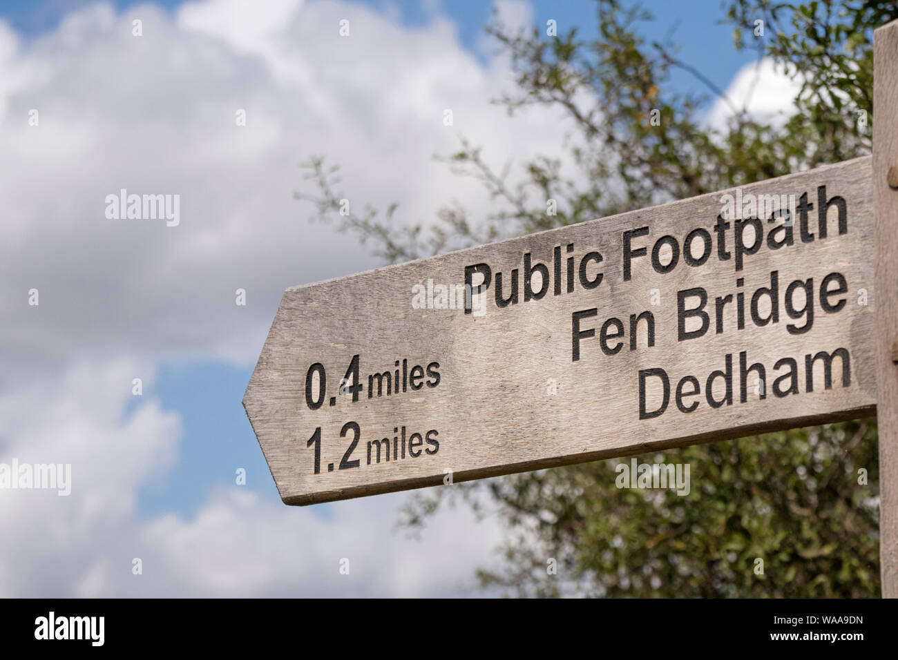 Sentiero accedi Dedham Vale area di bellezza naturale eccezionale resa famosa dal pittore John Constable in Essex Suffolk confine. Foto Stock
