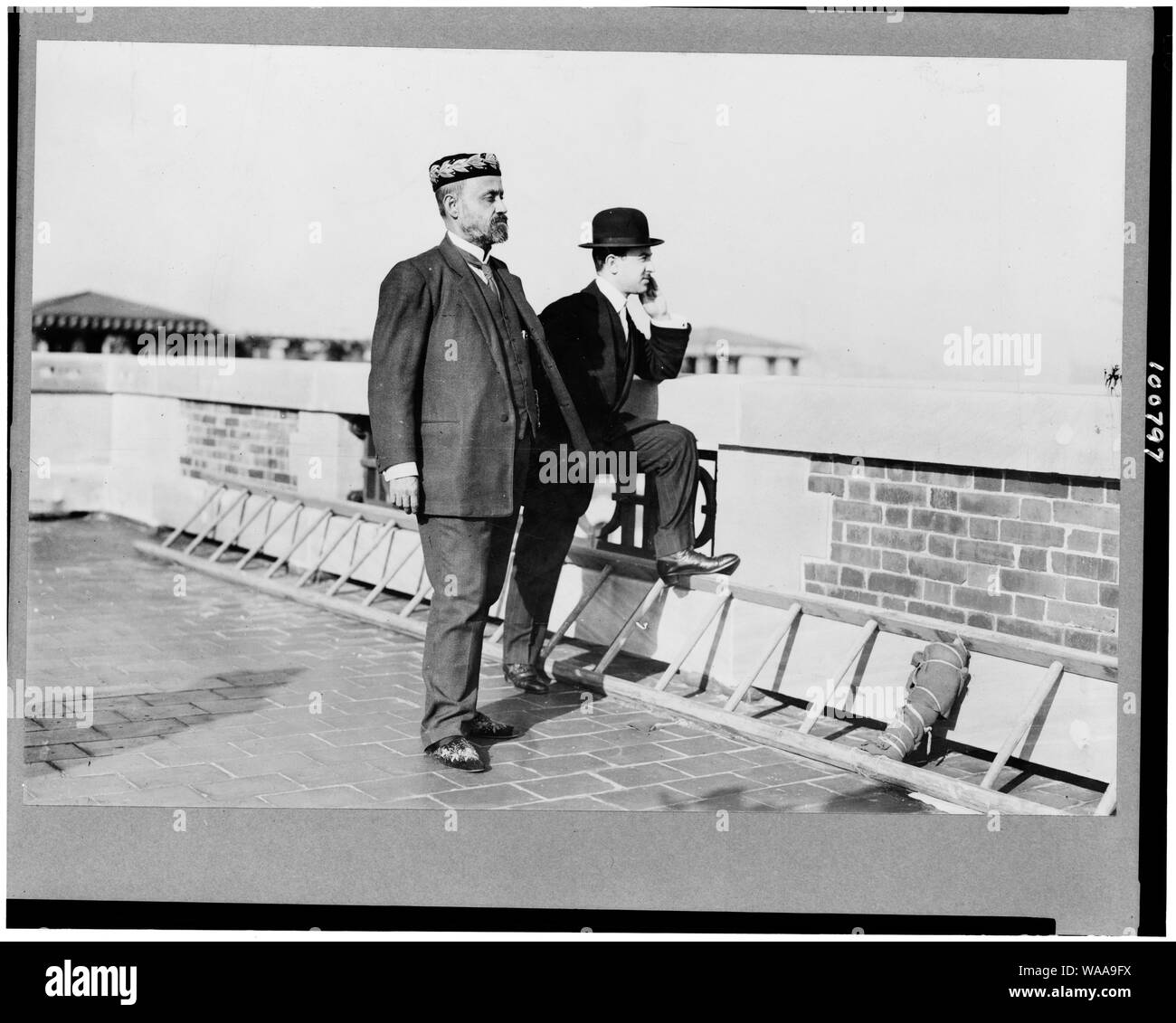 Cipriano Castro, in piedi, rivolto verso destra guardando oltre il muro, al fianco di un altro uomo Foto Stock