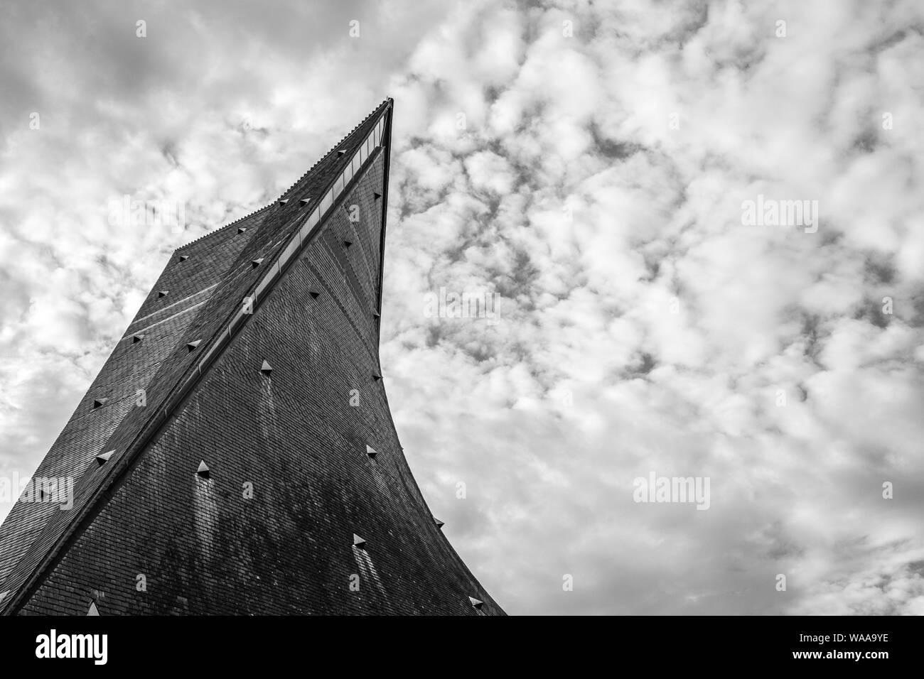 Una foto in bianco e nero in un giorno nuvoloso della curiosamente progettato la Chiesa cattolica di San Joan di Arc a Rouen, Francia Foto Stock