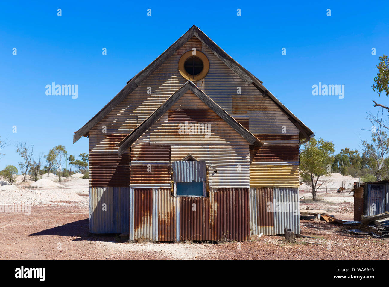 Il ferro corrugato chiesa fu costruita come parte della "Dea del 1967" film impostato in Lightning Ridge Nuovo Galles del Sud Australia Foto Stock