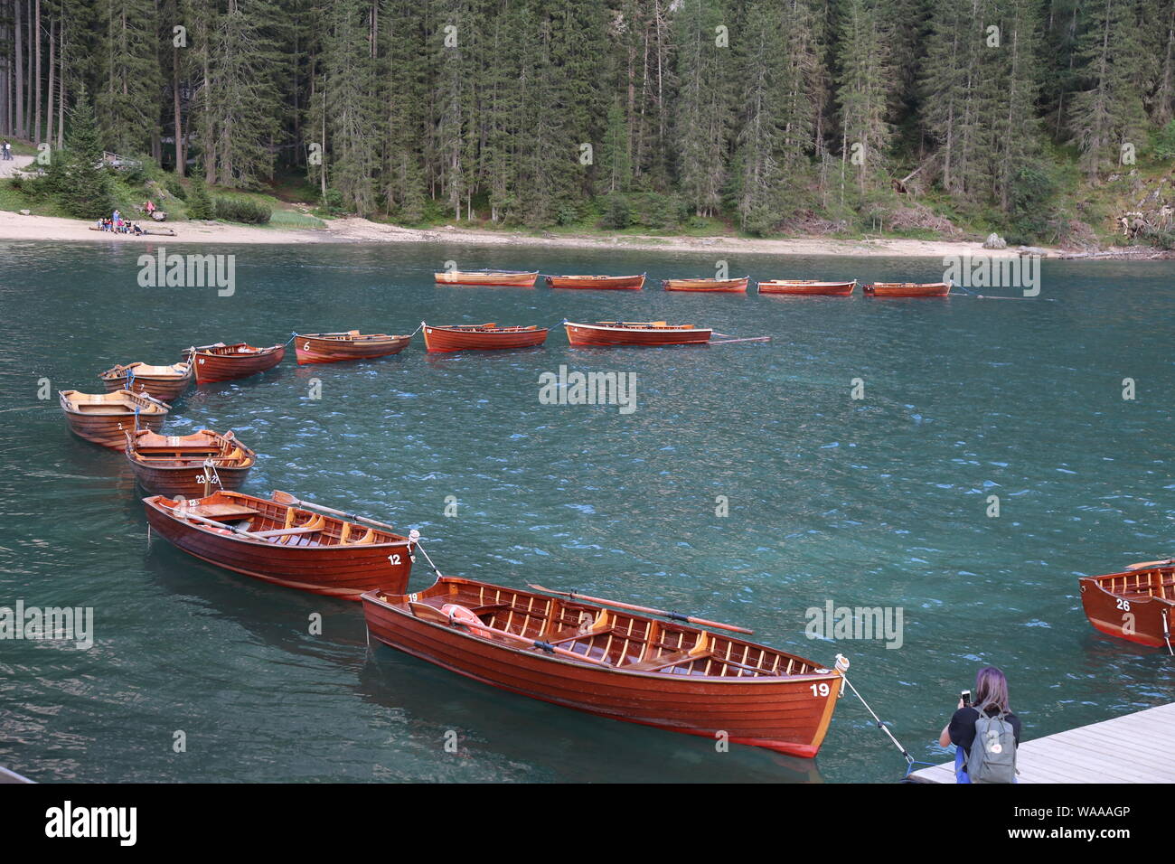 Posizionato in modo ideale le barche, molto turistica sul Lago di Braies Foto Stock