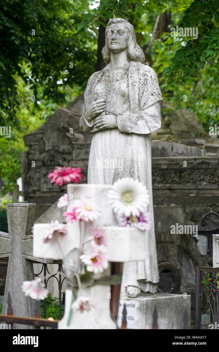 Elaborare lapide a Serban Voda cimitero (comunemente noto come Bellu cimitero) è il più grande e il più famoso cimitero a Bucarest, in Romania. Foto Stock