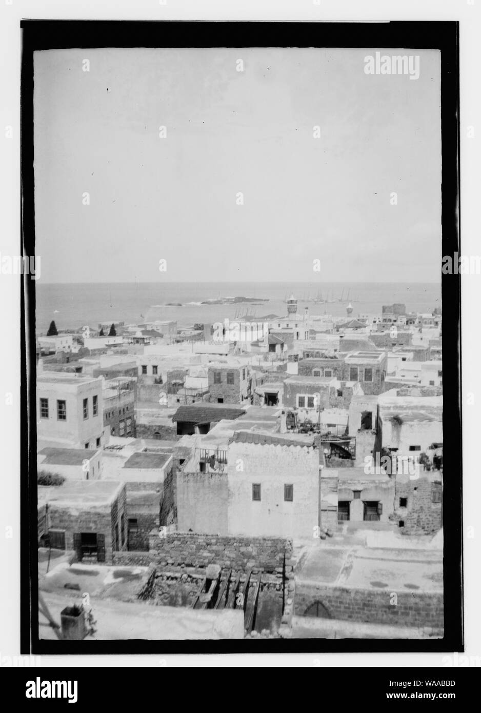 Città sulla costa, possibilmente in Libano Foto Stock