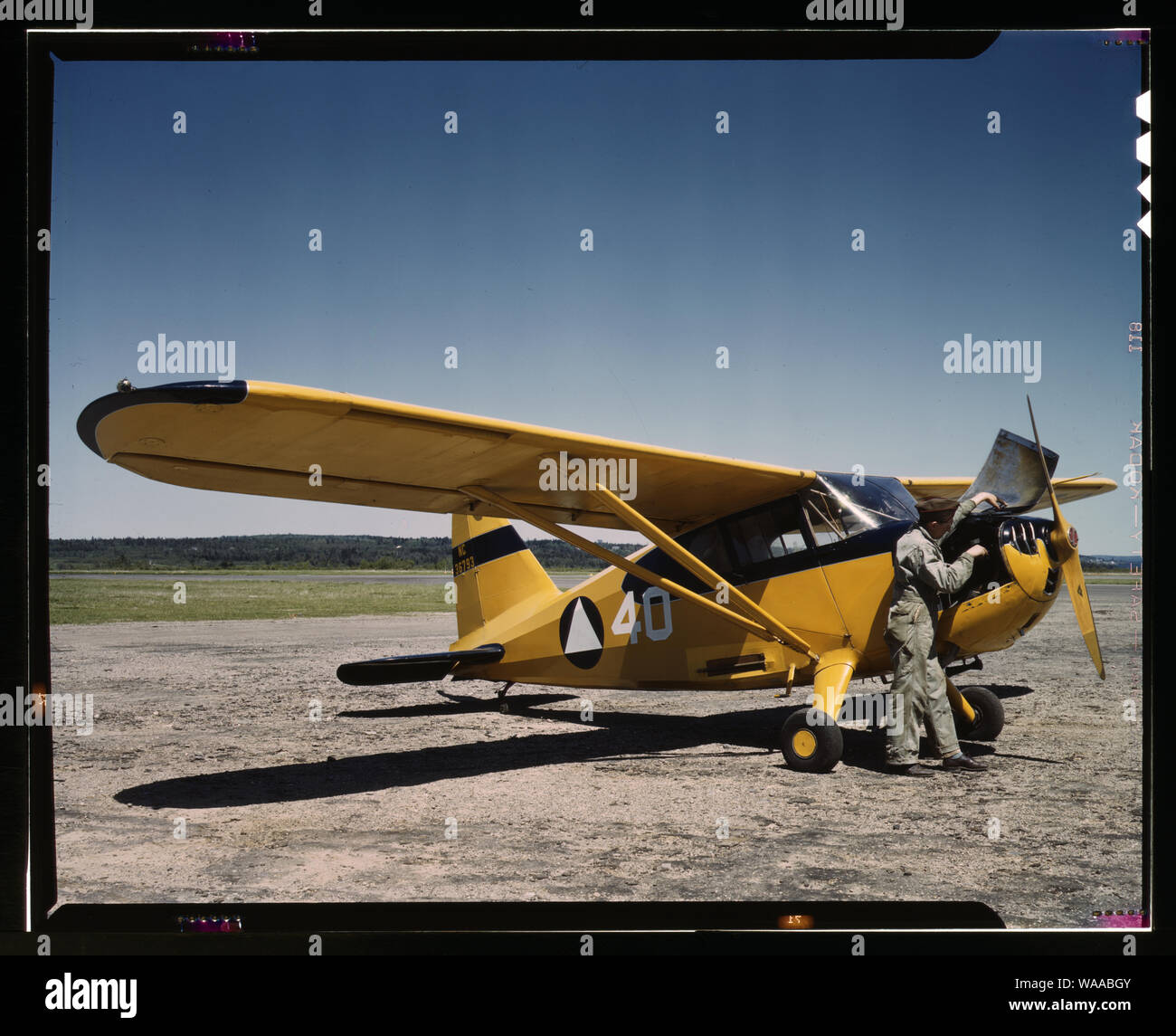 Civil Air Patrol Base, Bar Harbor, Maine. Equipaggio a terra facendo una routine la revisione di un piano di pattuglia presso la sede centrale di base di pattugliamento costiero #20 Foto Stock