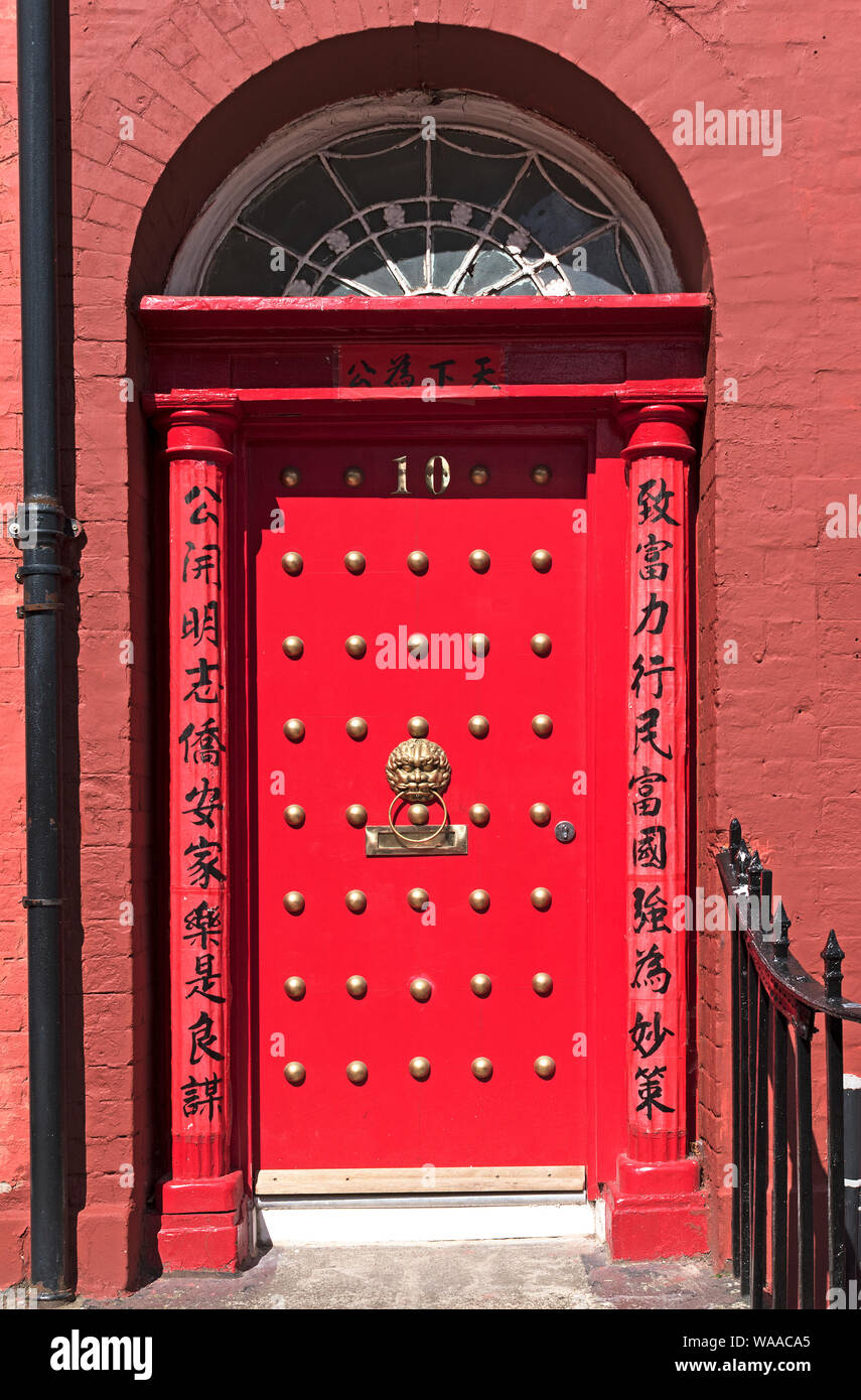 Un rosso brillante porta in Chinatown, Liverpool, Merseyside, Inghilterra, Regno Unito. Foto Stock