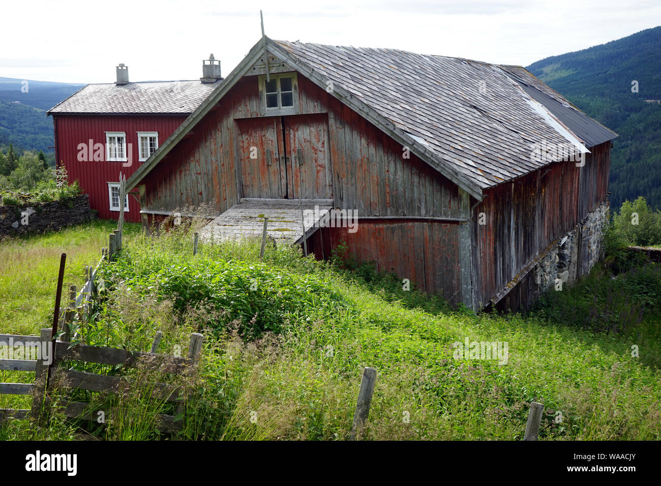 Barnhouse in legno in una fattoria in Norvegia Foto Stock