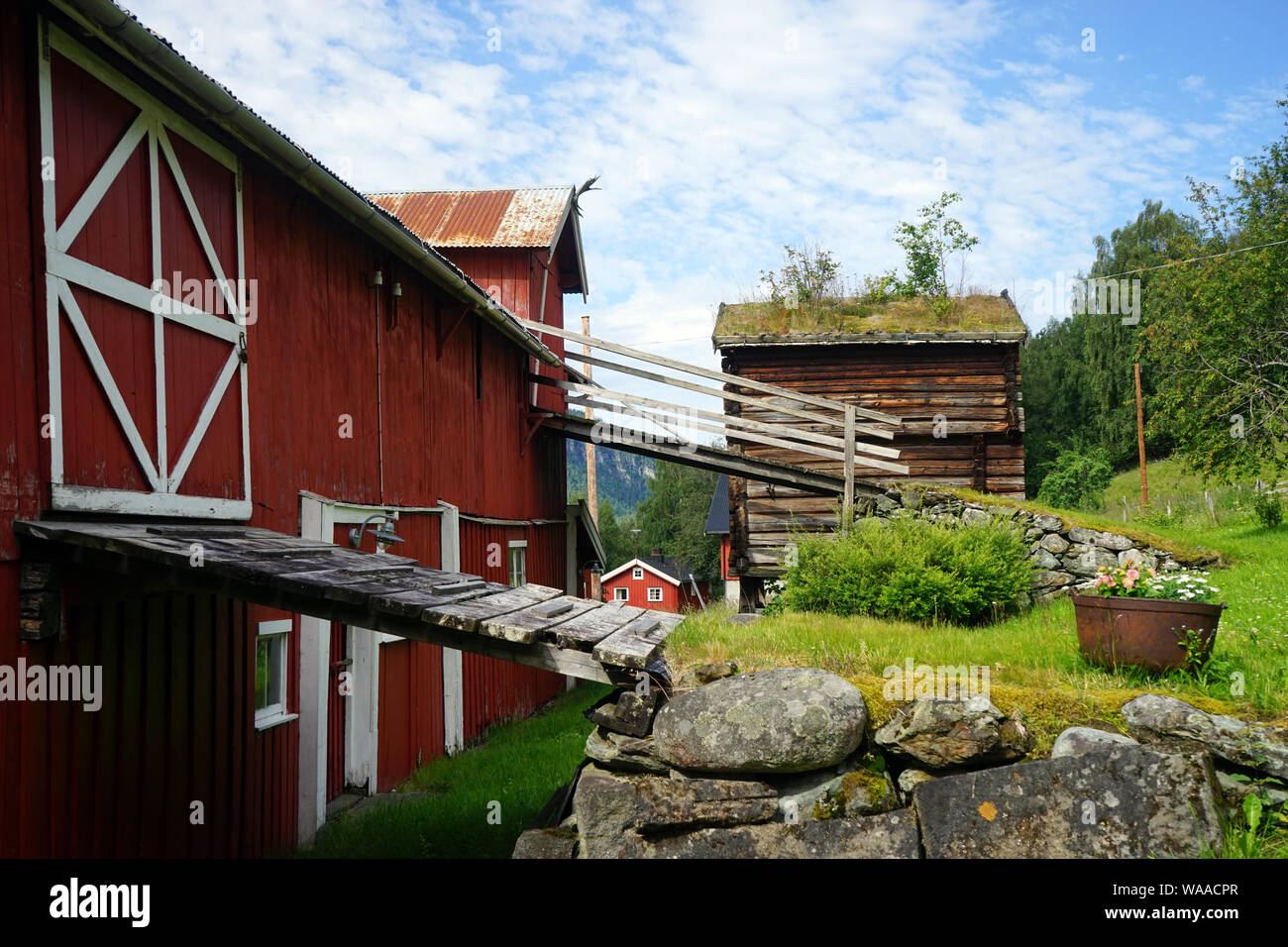 Fienili in legno in una fattoria in Norvegia Foto Stock