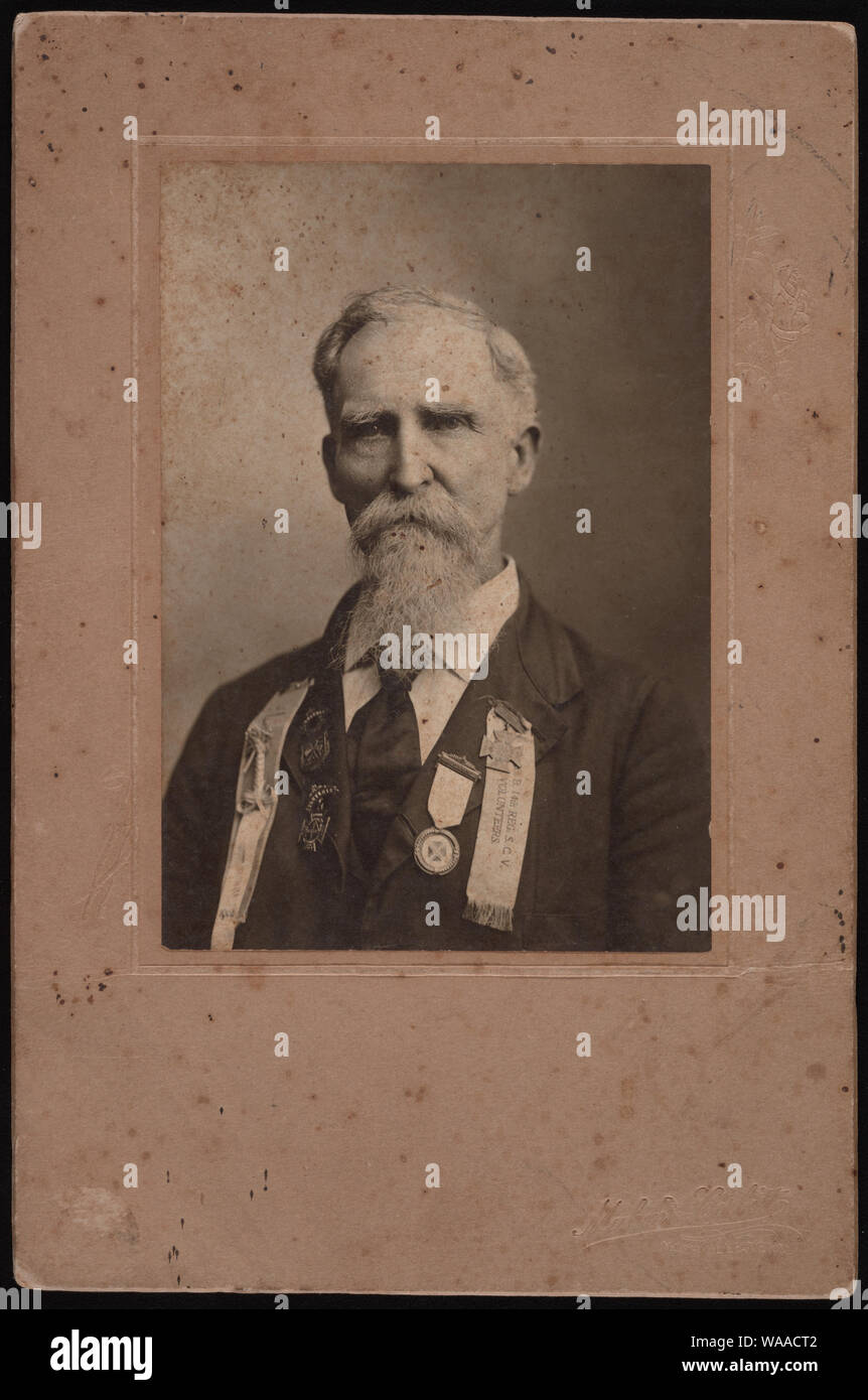 La guerra civile veterano Masten Roe in U.C.V. uniforme con medaglie] / Mahon & Corbitt, Nashville, Tenn Foto Stock