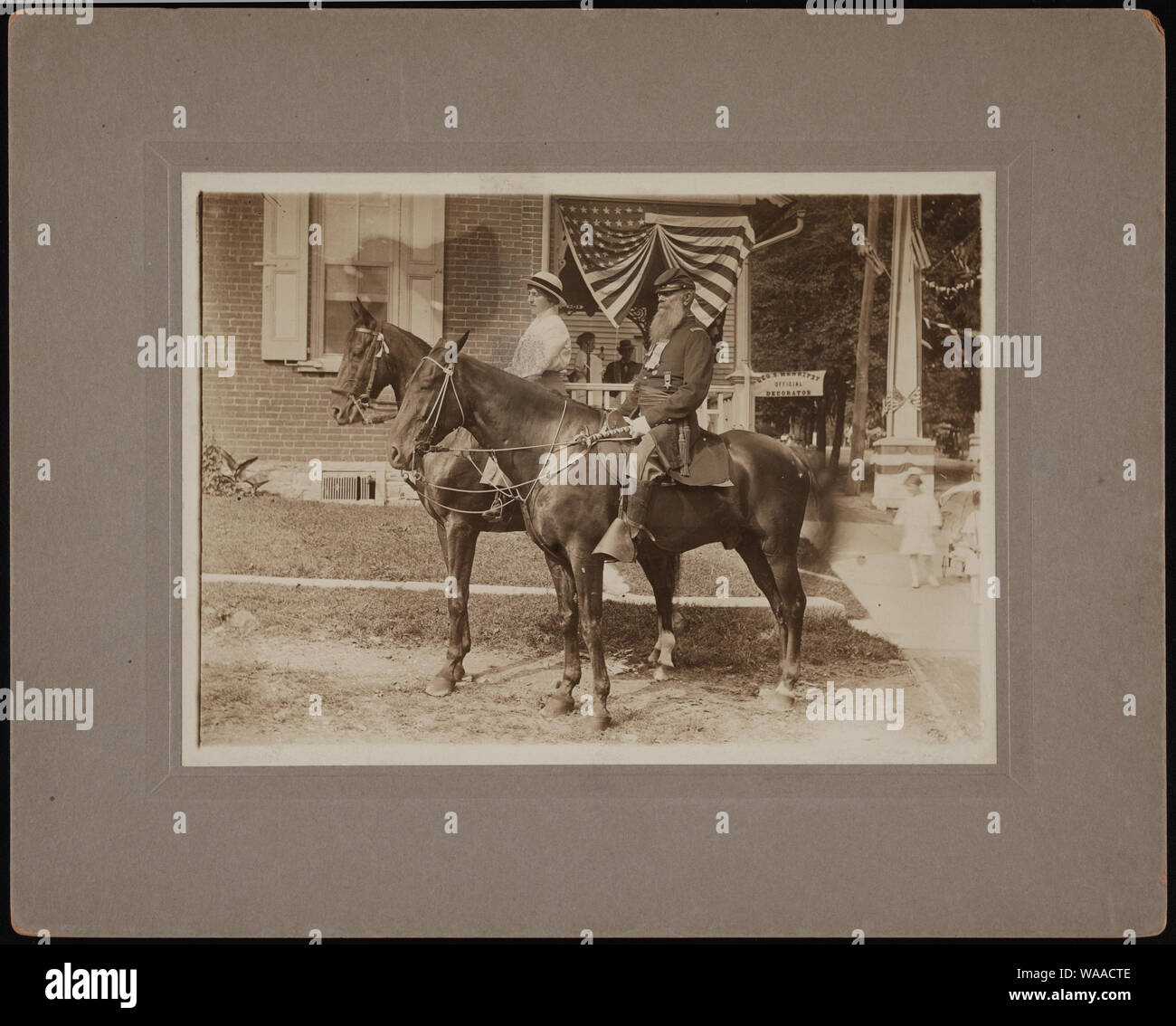 La guerra civile veterano Giuseppe Matchette in uniforme con le medaglie e del suo aiutante, la sig.ra Minnie Lazzaro, a cavallo] / Roth Foto Stock