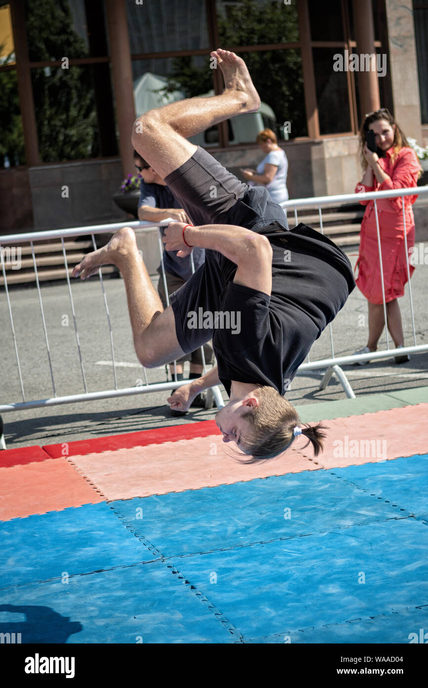 25 agosto 2018 - il giovane ginnasta a Krasnoyarsk durante la giornata della città, Siberia, Russia Foto Stock