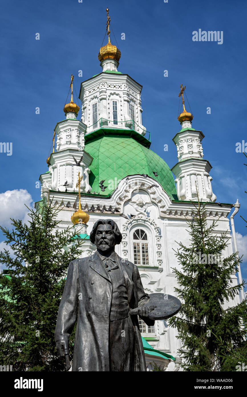 Statua del pittore Vasily Surikov davanti alla intercessione della Cattedrale di Krasnoyarsk, Siberia, Russia Foto Stock