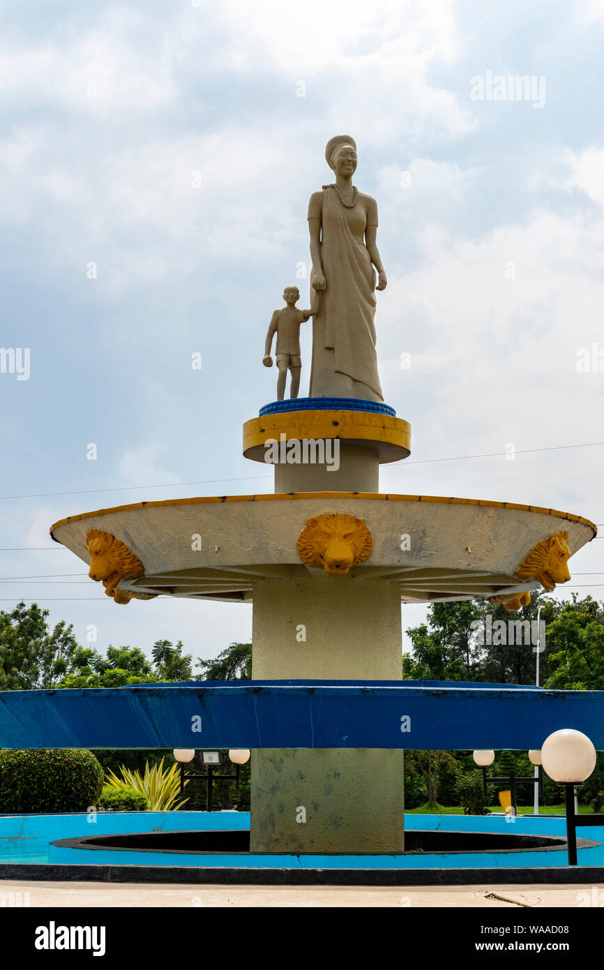 Dettaglio della fontana nel centro della rotonda KG 2 accanto al Radisson Blu Hotel e Centro Congressi, Kigali, Ruanda, Africa orientale Foto Stock