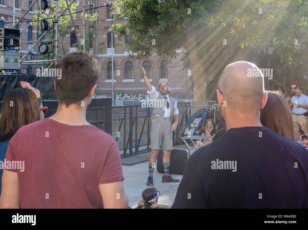 Madrid, Spagna, 14 agosto 2019. Pubblico in vista di una performance nel parco Vistillas durante i festeggiamenti di Madrid. La città di Madrid, Spagna. Credito: Enriq Foto Stock