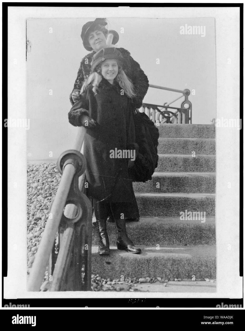 Clare Boothe Luce e sua madre, stando in piedi sui gradini, all'aperto, lungo il tragitto per l'Europa Foto Stock
