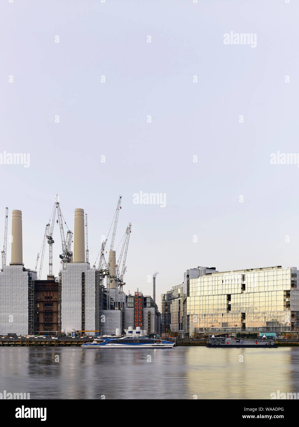 Vista sul Tamigi con sito di costruzione. Battersea Power Station 2019, Londra, Regno Unito. Architetto: vari, 2019. Foto Stock