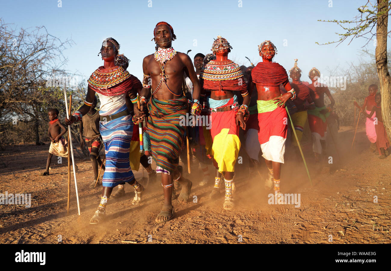 Samburu ballerini per partecipare ad una cerimonia di nozze in un villaggio nei pressi di arcieri Post, Kenya. Foto Stock