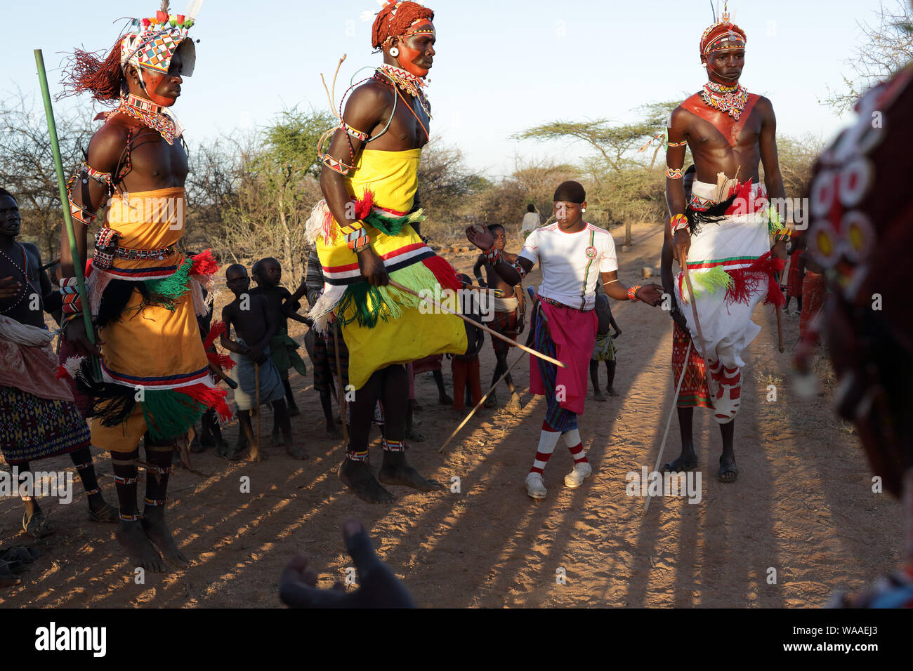 Samburu ballerini per partecipare ad una cerimonia di nozze in un villaggio nei pressi di arcieri Post, Kenya. Foto Stock