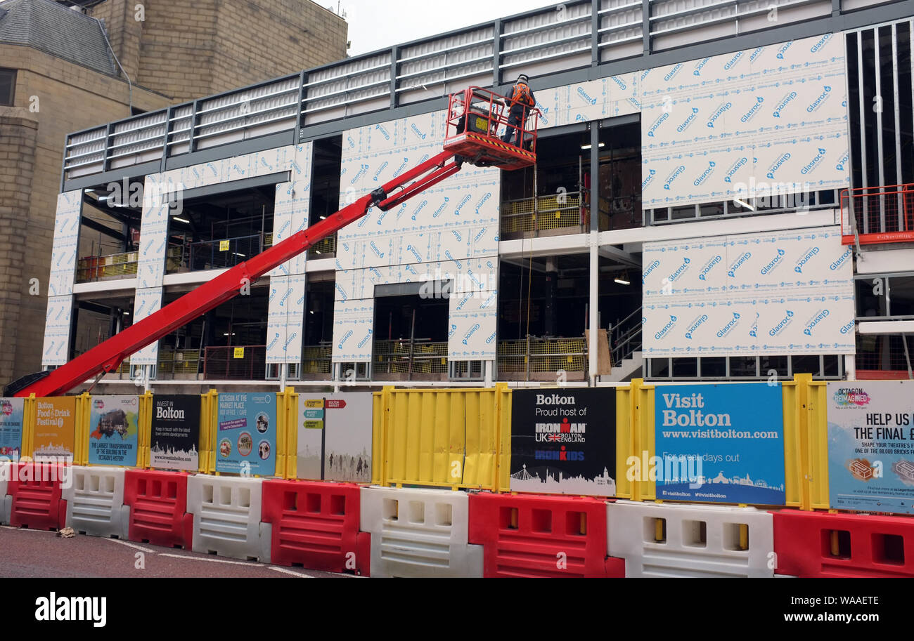 Installazione del rivestimento isolante sul nuovo Octagon Theatre di Bolton, Greater Manchester Foto Stock