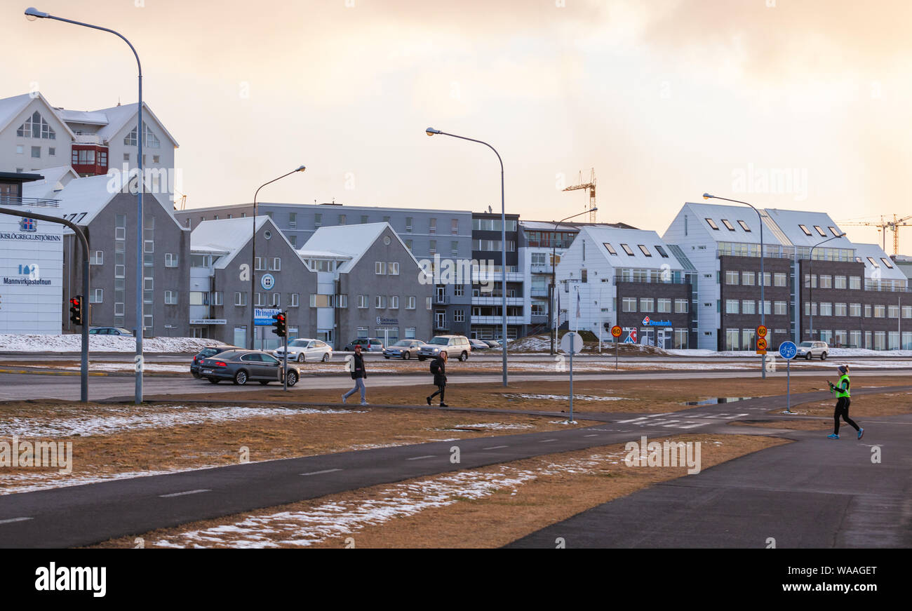 Reykjavik, Islanda - 3 Aprile 2017: Street view con moderne case del nord. Paesaggio di Reykjavik, la città capitale di Islanda. La gente comune e tour Foto Stock Reykjavik, Islanda - 3 Aprile 2017: Street view con moderne case del nord. Paesaggio di Reykjavik, la città capitale di Islanda. La gente comune e tour Foto Stock