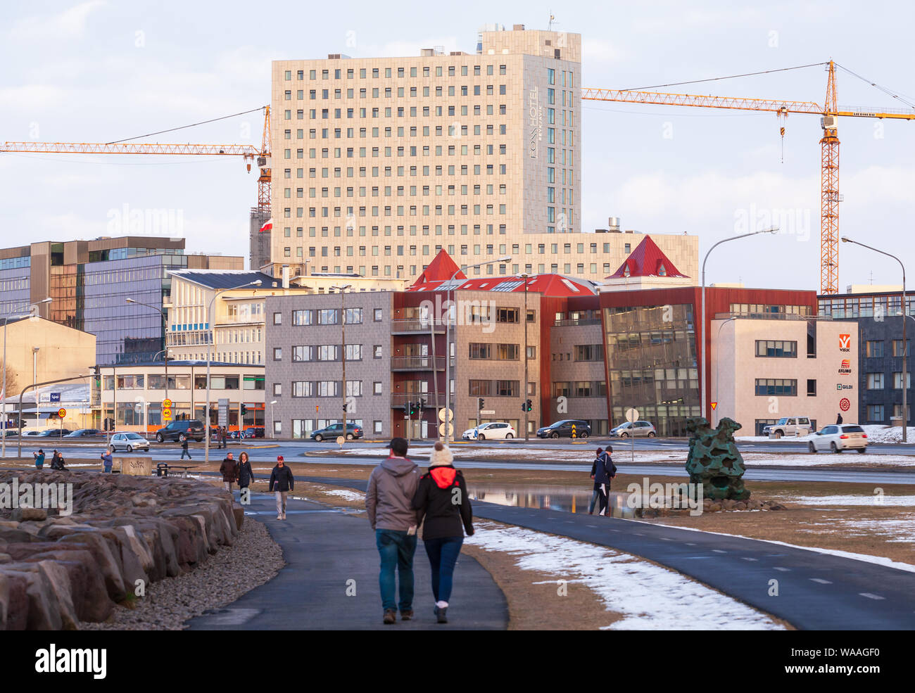 Reykjavik, Islanda - 3 Aprile 2017: Coastal cityscape di Reykjavik, la città capitale di Islanda. Street view con le persone camminare vicino a edifici moderni Foto Stock Reykjavik, Islanda - 3 Aprile 2017: Coastal cityscape di Reykjavik, la città capitale di Islanda. Street view con le persone camminare vicino a edifici moderni Foto Stock