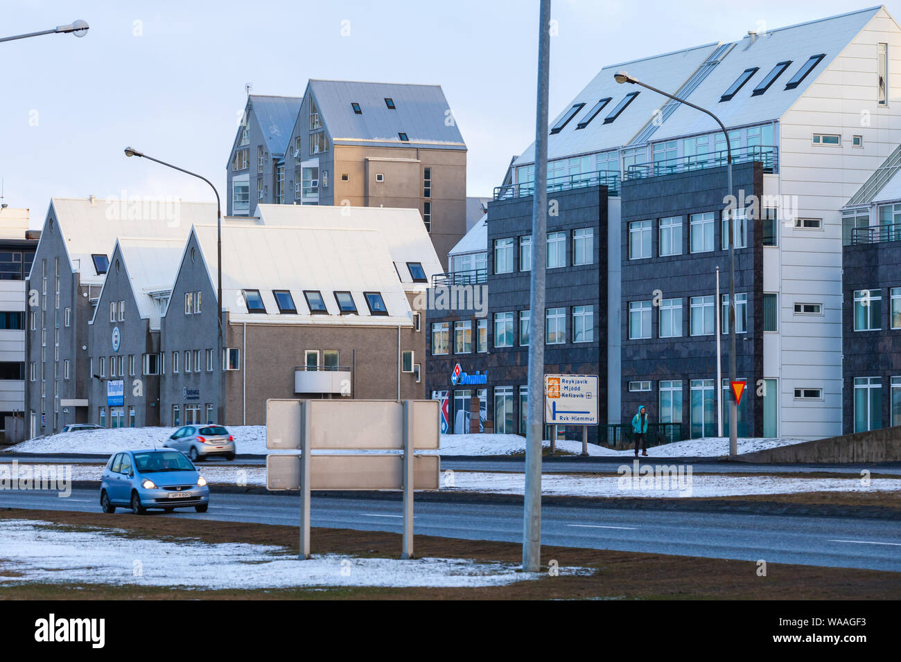 Reykjavik, Islanda - 3 Aprile 2017: Cityscape di Reykjavik con edifici moderni. La città capitale di Islanda. Le persone normali sono sulla strada Foto Stock Reykjavik, Islanda - 3 Aprile 2017: Cityscape di Reykjavik con edifici moderni. La città capitale di Islanda. Le persone normali sono sulla strada Foto Stock