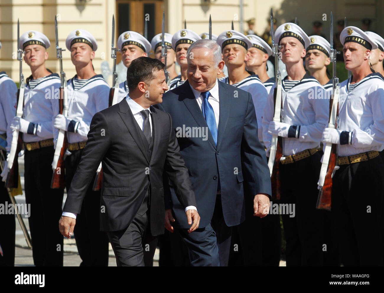 Il Primo Ministro israeliano Benjamin Netanyahu (R) e il presidente ucraino Volodymyr Zelensky (L) a piedi passato della Guardia d'onore durante i due giorni di visita di stato in Ucraina.Il Primo Ministro israeliano Benjamin Netanyahu in visita in Ucraina per discutere il lancio di una zona di libero scambio tra i paesi e un accordo di pensione, durante i suoi due giorni di visita di stato in Ucraina in Agosto 18-19, come media riportati. Foto Stock