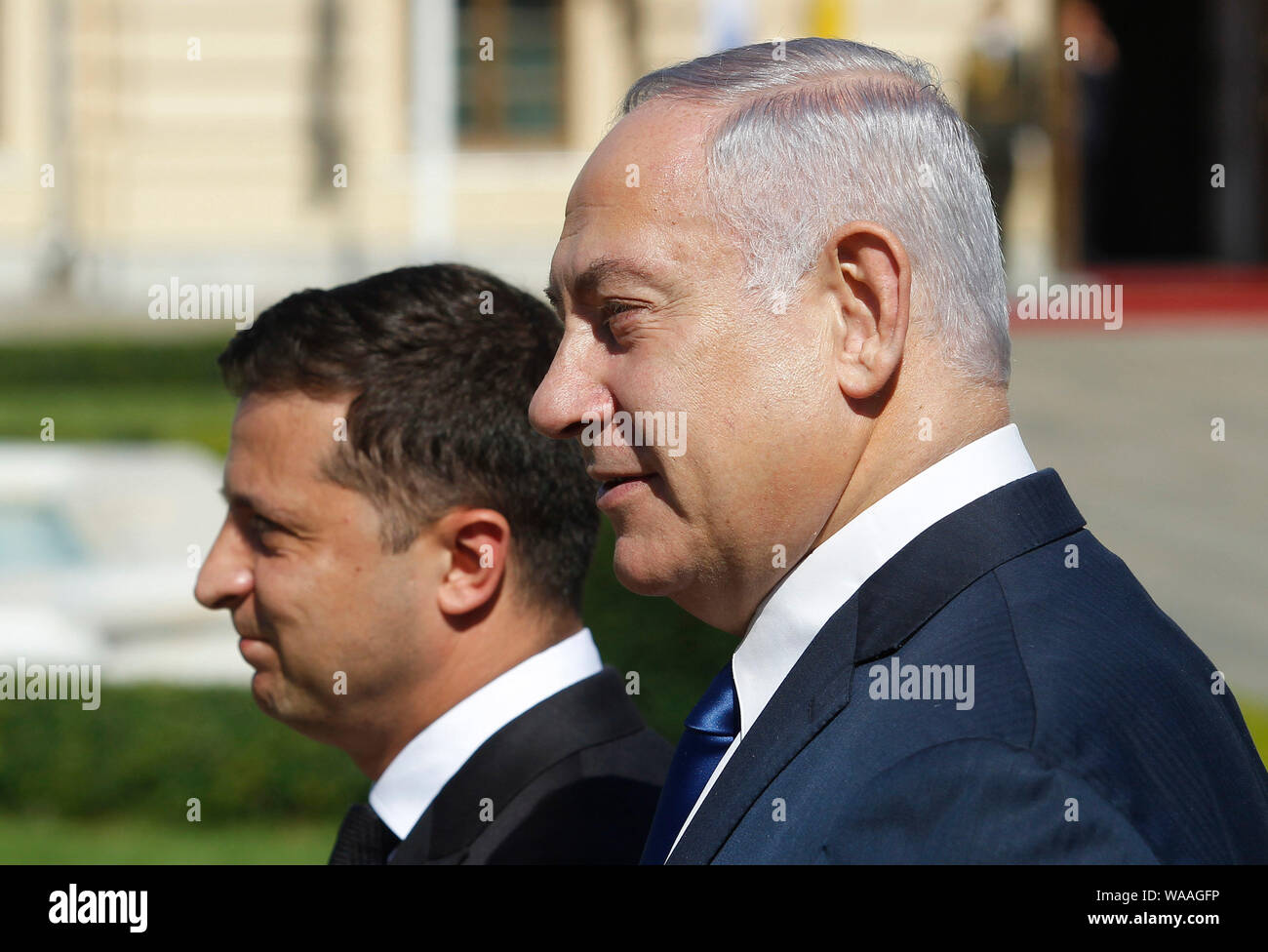 Il Primo Ministro israeliano Benjamin Netanyahu (R) con il presidente ucraino Volodymyr Zelensky (L) durante la due giorni di visita di stato in Ucraina.Il Primo Ministro israeliano Benjamin Netanyahu in visita in Ucraina per discutere il lancio di una zona di libero scambio tra i paesi e un accordo di pensione, durante i suoi due giorni di visita di stato in Ucraina in Agosto 18-19, come media riportati. Foto Stock