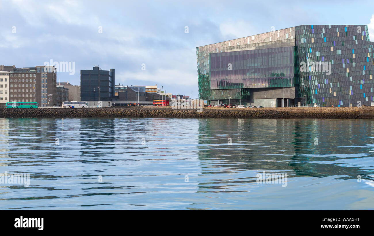 Reykjavik, Islanda - 4 Aprile 2017: Reykjavik la vista del porto con la Harpa Concert Hall e il centro conferenze di giorno Foto Stock