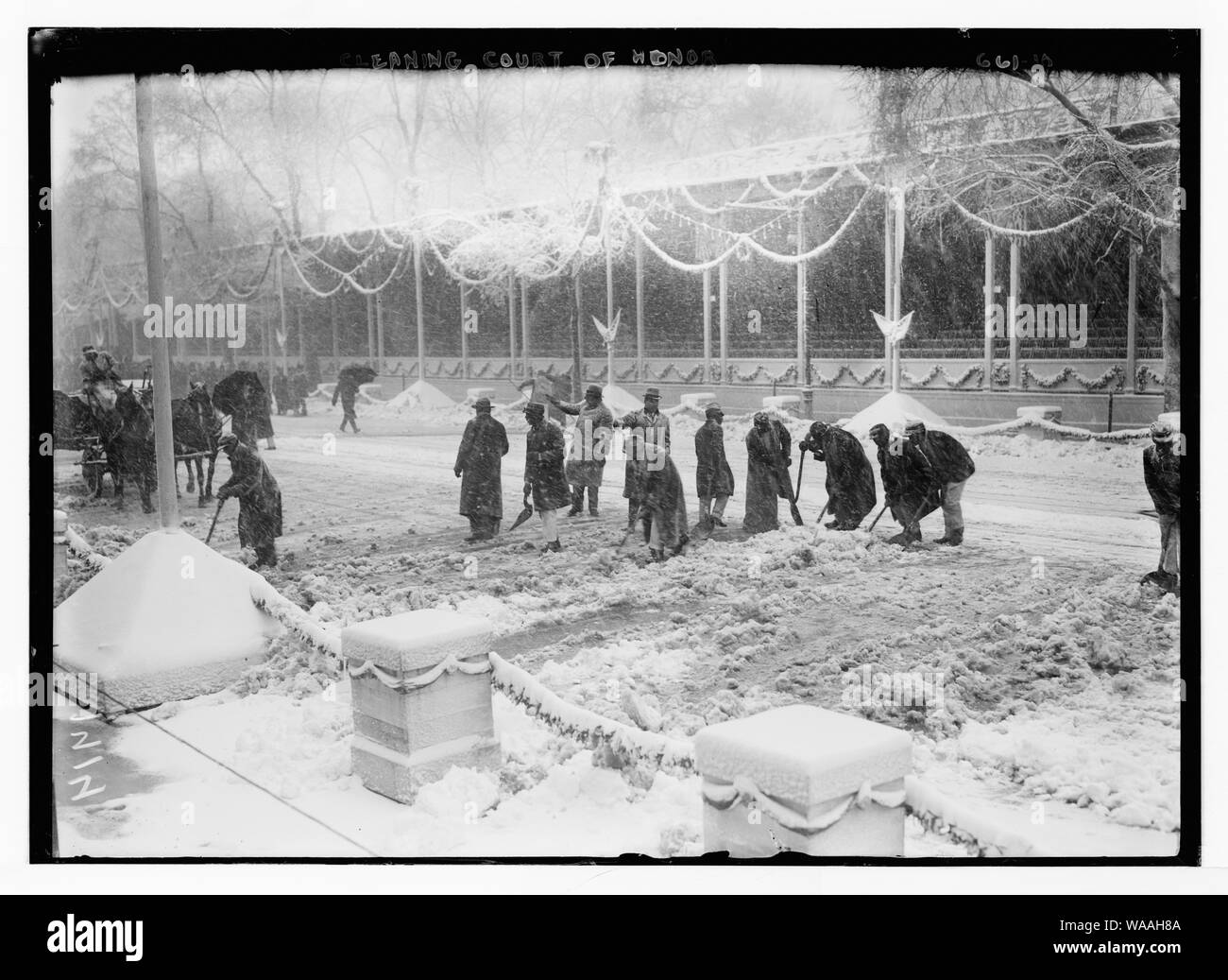 Neve di pulizia lontano dalla corte d onore, Washington D.C. Foto Stock Neve di pulizia lontano dalla corte d onore, Washington D.C. Foto Stock