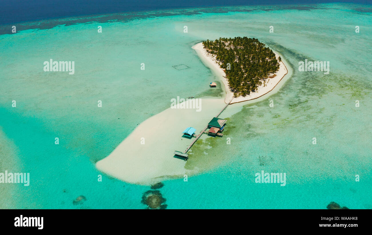 Concetto di viaggio: spiaggia sabbiosa su un isola tropicale da Coral reef atoll dal di sopra. Onok Isola, Balabac, Filippine. Estate viaggi e concetto di vacanza Foto Stock