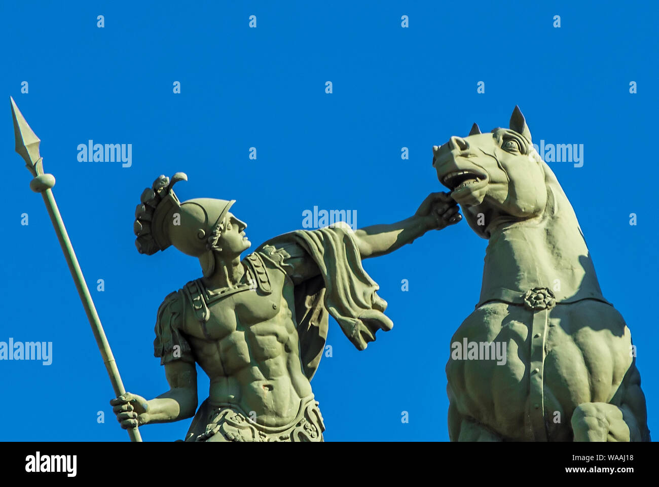 ST. PETERSBURG, Russia - Luglio 16, 2016: frammento di un arco trionfale carro gloria su General Staff Building a San Pietroburgo. Foto Stock