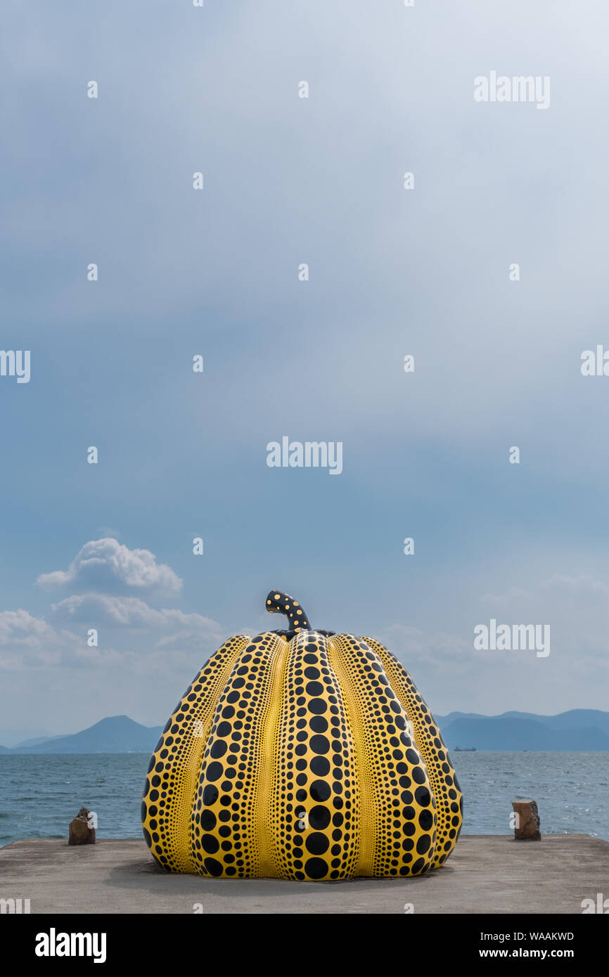 Zucca gialla di Yayoi Kusama con sfondo blu e spazio per il testo, su Naoshima in Giappone Foto Stock