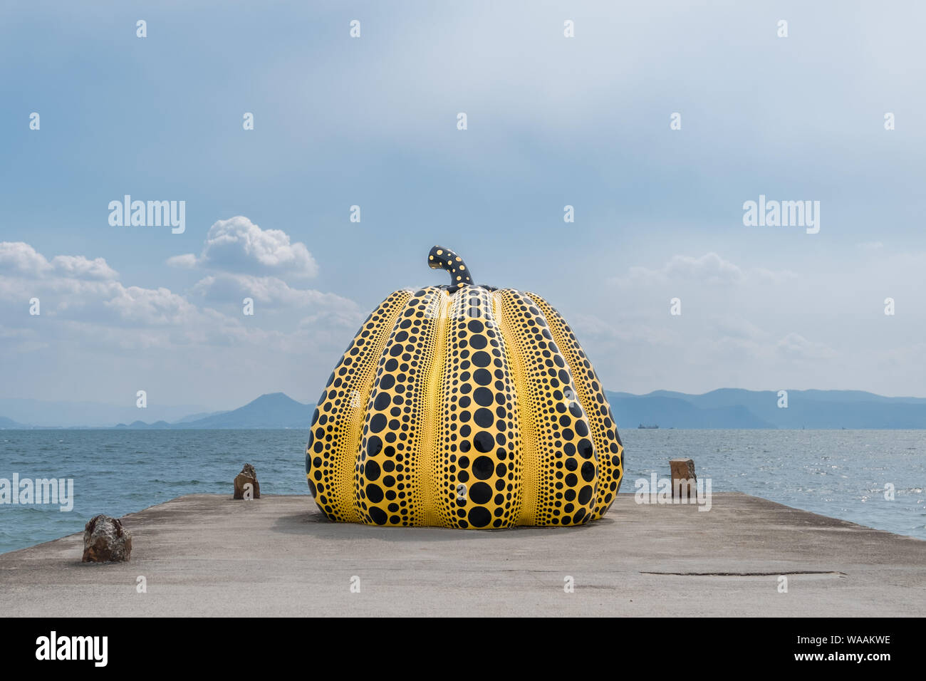 Zucca gialla di Yayoi Kusama con sfondo blu su Naoshima, Giappone Foto Stock