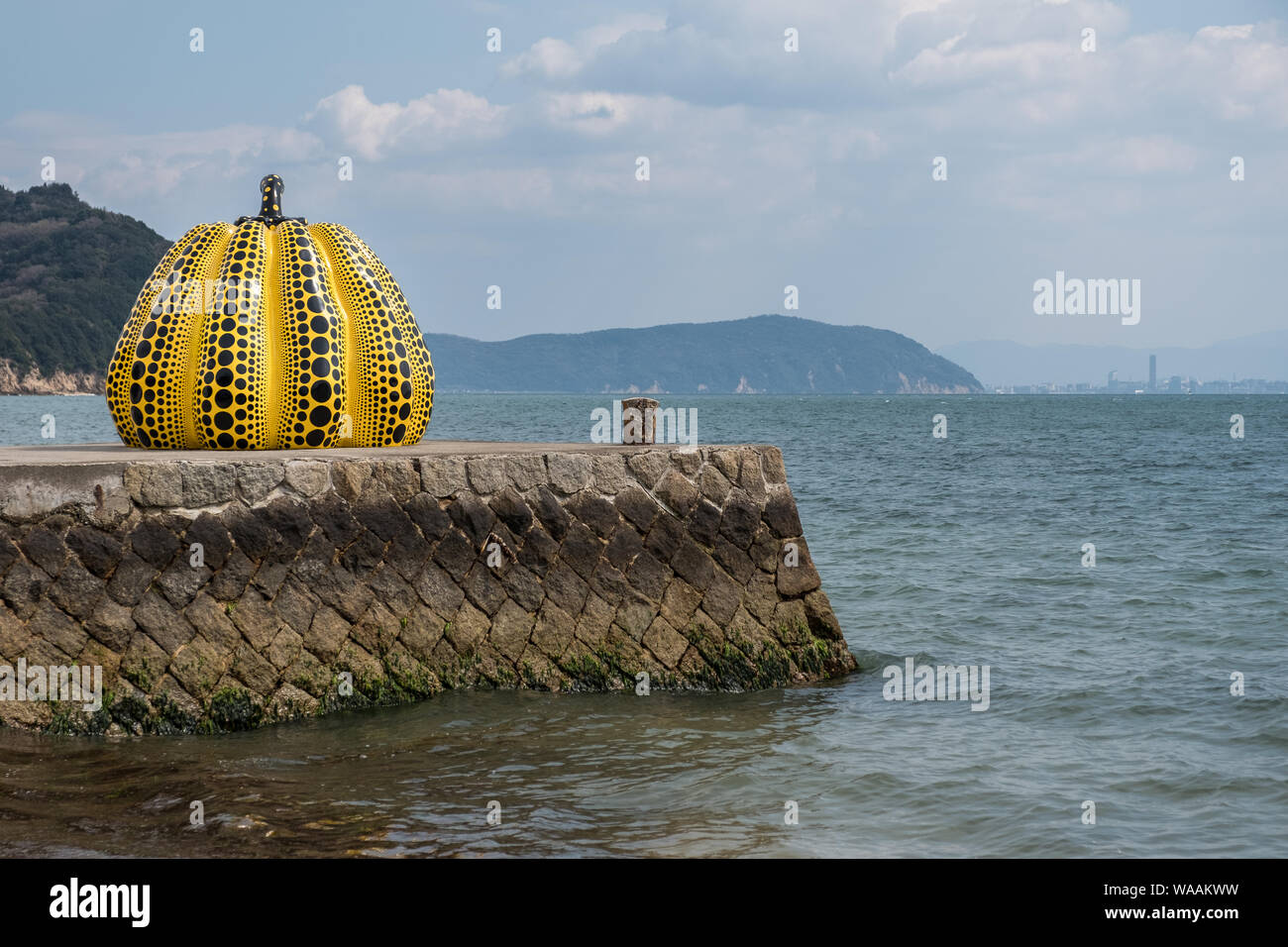 Zucca gialla di Yayoi Kusama su un molo di Naoshima, Giappone Foto Stock