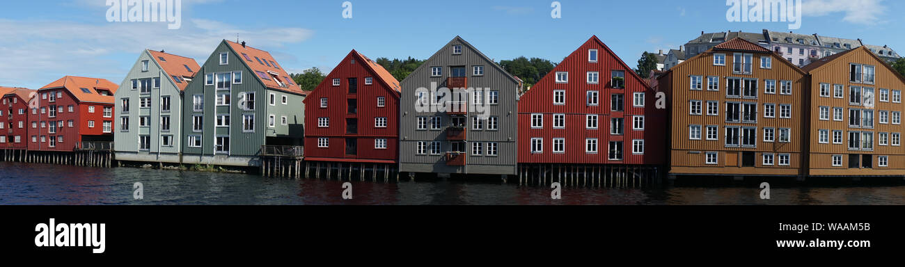 TRONDHEIM, Norvegia - CIRCA NEL LUGLIO 2019 di vecchi magazzini sul fiume Foto Stock