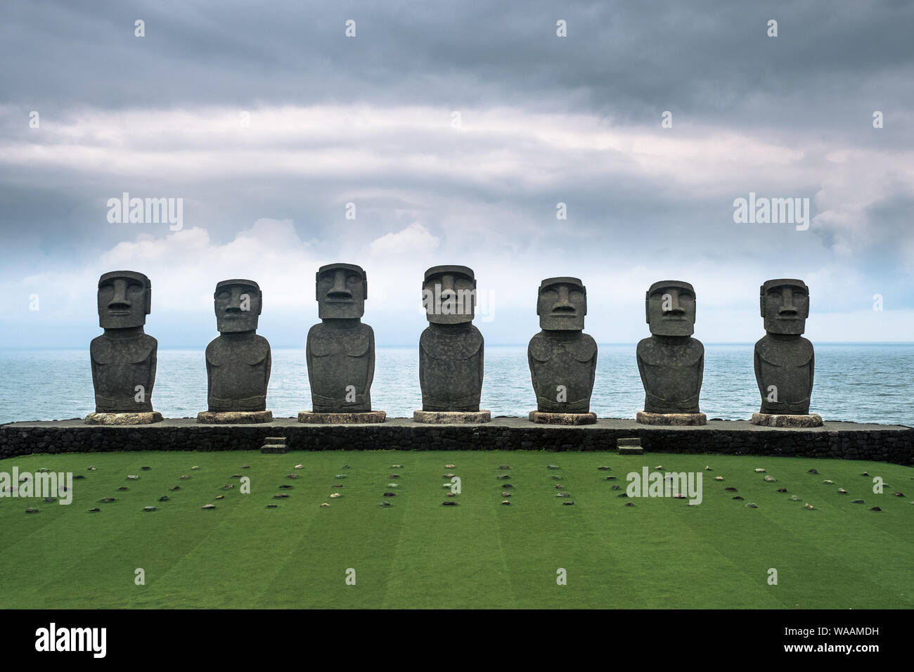 Le sette Isola di Pasqua replica Moai statue a Sun Messe Nichinan nella Prefettura di Miyazaki con l'Oceano Pacifico sullo sfondo, Kyushu, Giappone Foto Stock