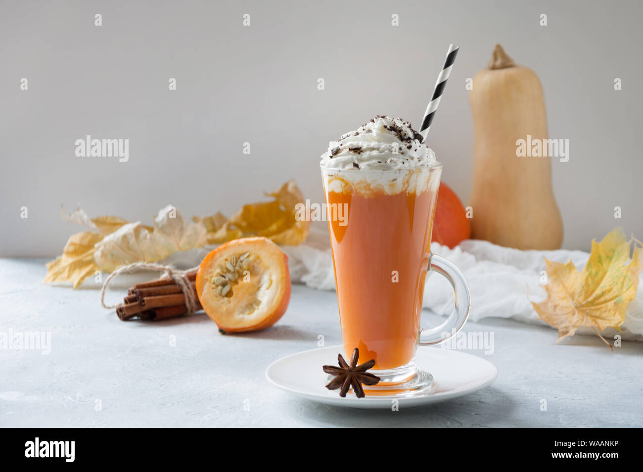 Drink di zucca con panna e anive stella su grigio chiaro. Autunno autunno o inverno bevanda calda. Accogliente bevanda salutare. Foto Stock