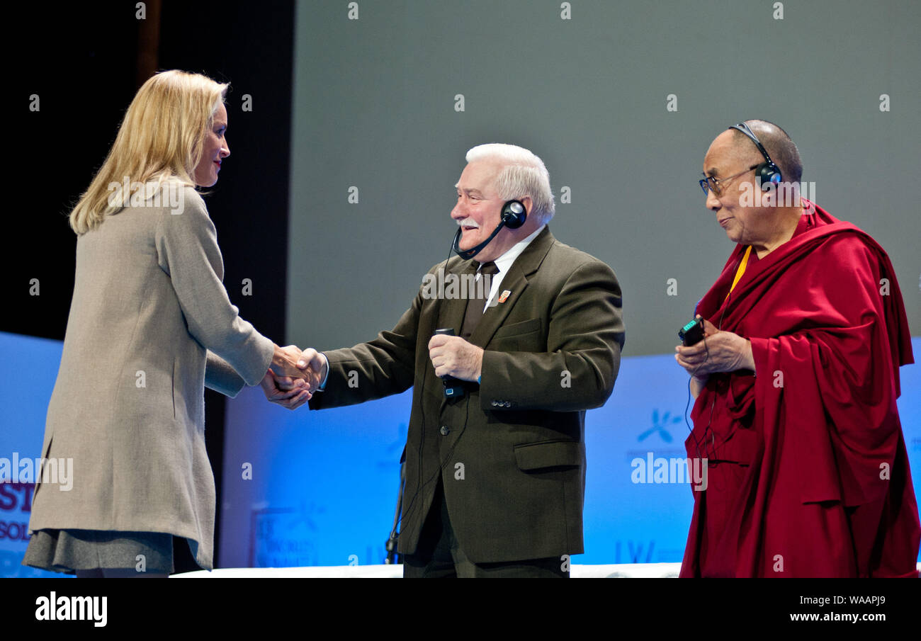 Sharon Stone ha ricevuto il Peace Summit Award 2013. La cerimonia si è svolta nel Teatro dell'Opera Nazionale a Varsavia il 23 ottobre. Tredicesimo vertice mondiale dei Premi Nobel per la Pace" ha avuto luogo a Varsavia tra il 21 e il 23 ottobre 2013 sotto il tema "stand in solidarietà per la pace - è il momento di agire". Nella foto: Sharon Stone, Lech Walesa, Sua Santità il Dalai Lama Foto Stock