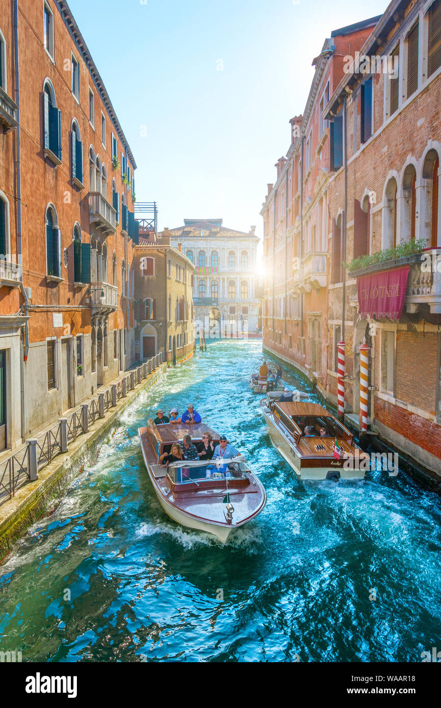 Venezia, Italia - Sep 30, 2018: pittoresca vista di Venezia con il famoso canale d'acqua e case colorate. Splendida mattinata di scena in Italia, l'Europa. Foto Stock