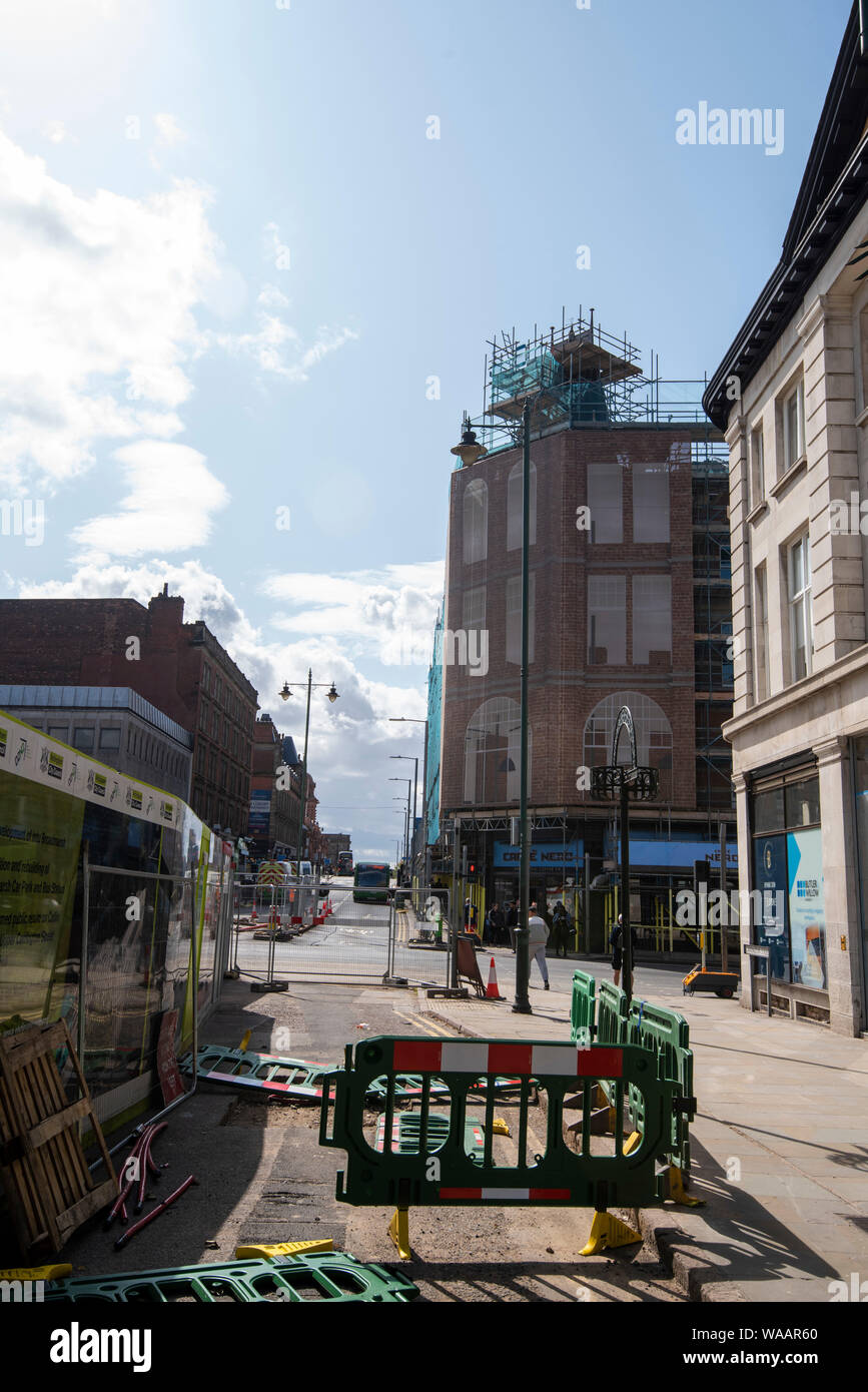 Esecuzione di lavori di costruzione di Carrington Street nel centro citta' di Nottingham, Nottinghamshire REGNO UNITO Inghilterra Foto Stock