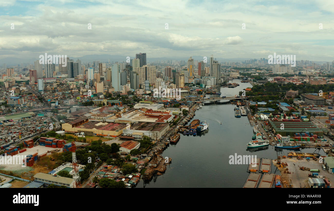 La città di Manila, la più grande metropoli di Asia con grattacieli ed edifici moderni. Travel Vacation concetto. Foto Stock